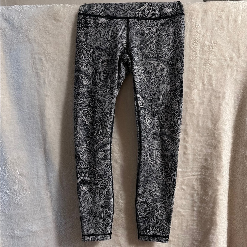 Lululemon Black and White Paisley Leggings. Size 4.